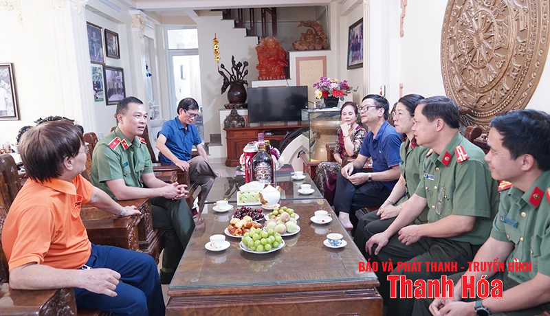 Giám đốc Công an tỉnh thắp hương tri ân các đồng chí nguyên lãnh đạo Công an tỉnh qua các thời kỳ