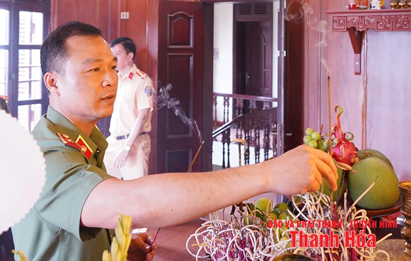 Giám đốc Công an tỉnh thắp hương tri ân các đồng chí nguyên lãnh đạo Công an tỉnh qua các thời kỳ