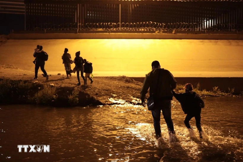 Chính quyền của Tổng thống Trump yêu cầu dỡ bỏ giới hạn truy quét người nhập cư