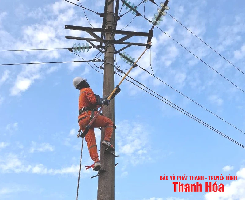 Đội Quản lý điện lực khu vực Ngọc Lặc - Lang Chánh đảm bảo an toàn lưới điện trong mùa mưa, bão