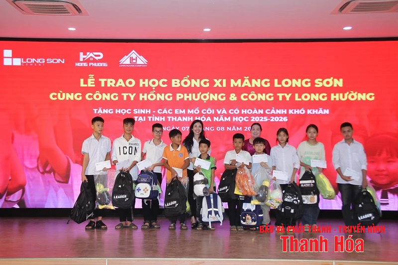 Xi măng Long Sơn trao học bổng, tiếp sức học sinh nghèo đến trường