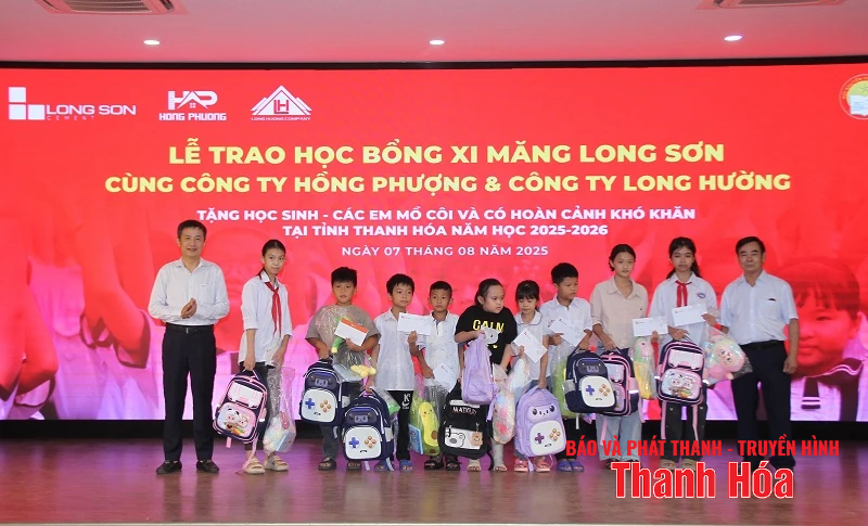 Xi măng Long Sơn trao học bổng, tiếp sức học sinh nghèo đến trường
