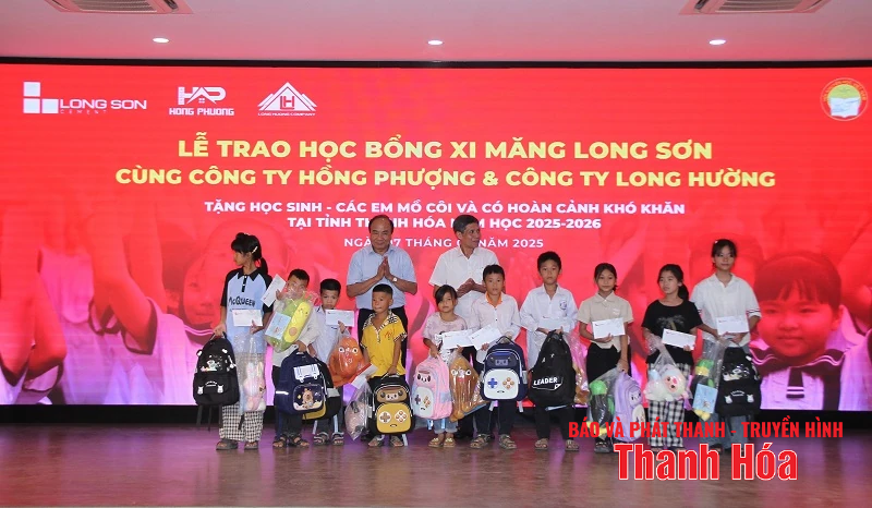 Xi măng Long Sơn trao học bổng, tiếp sức học sinh nghèo đến trường