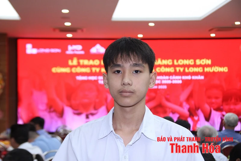 Xi măng Long Sơn trao học bổng, tiếp sức học sinh nghèo đến trường