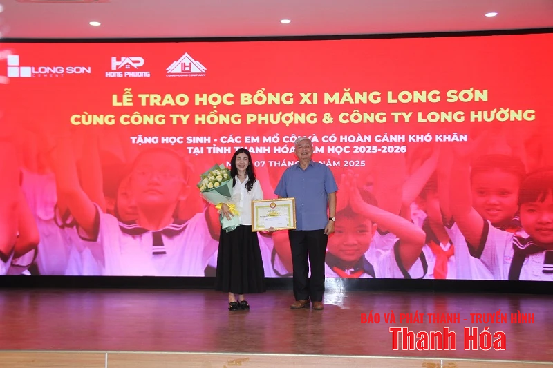 Xi măng Long Sơn trao học bổng, tiếp sức học sinh nghèo đến trường