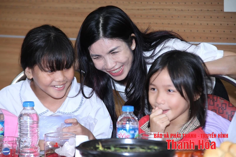 Xi măng Long Sơn trao học bổng, tiếp sức học sinh nghèo đến trường