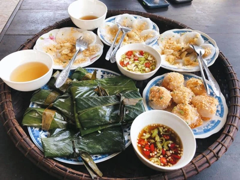 Ăn gì ở Huế? Gợi ý 10 món đặc sản Huế ngon vừa ăn vừa mua về làm quà