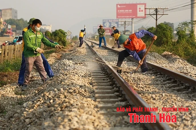 Yêu cầu xử lý dứt điểm lối đi tự mở qua đường sắt