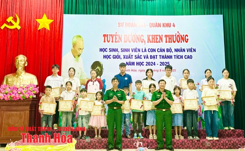 Khen thưởng con cán bộ, nhân viên Sư đoàn 341 đạt thành tích cao trong học tập
