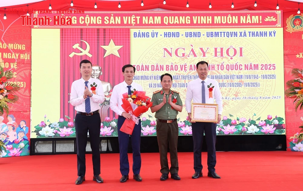 Chủ tịch UBND tỉnh Đỗ Minh Tuấn dự “Ngày hội toàn dân bảo vệ an ninh Tổ quốc” tại xã Thanh Kỳ