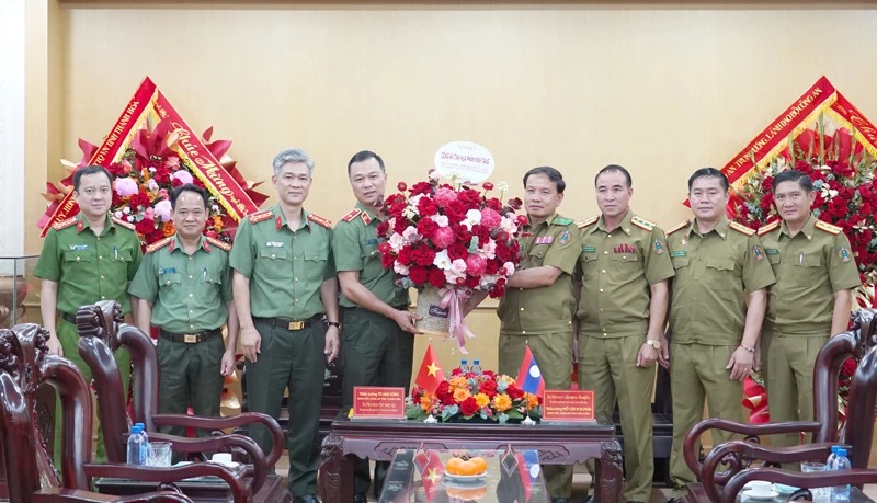 Công an tỉnh Hủa Phăn thăm, chúc mừng cán bộ, chiến sĩ Công an tỉnh Thanh Hóa nhân kỷ niệm 80 năm Ngày truyền thống CAND Việt Nam