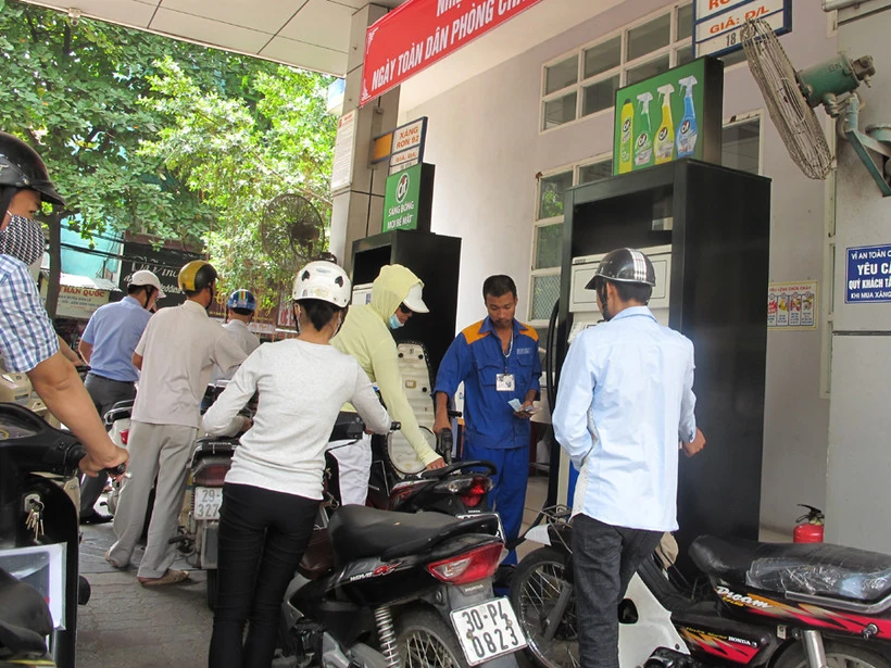 Giá xăng dầu cùng giảm, mặt hàng RON95-III xuống dưới 20.000 đồng mỗi lít