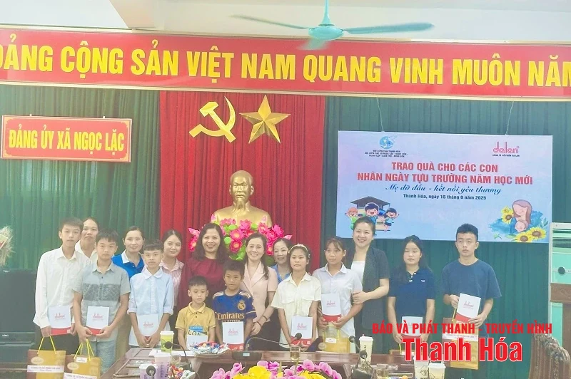 Tặng quà trẻ mồ côi nhân dịp năm học mới 2025-2026
