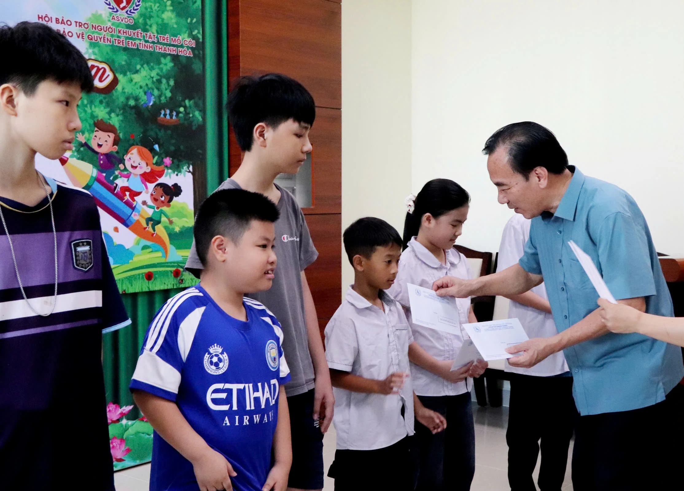 Trao quà cho 100 trẻ em khuyết tật, mồ côi tại Thanh Hóa