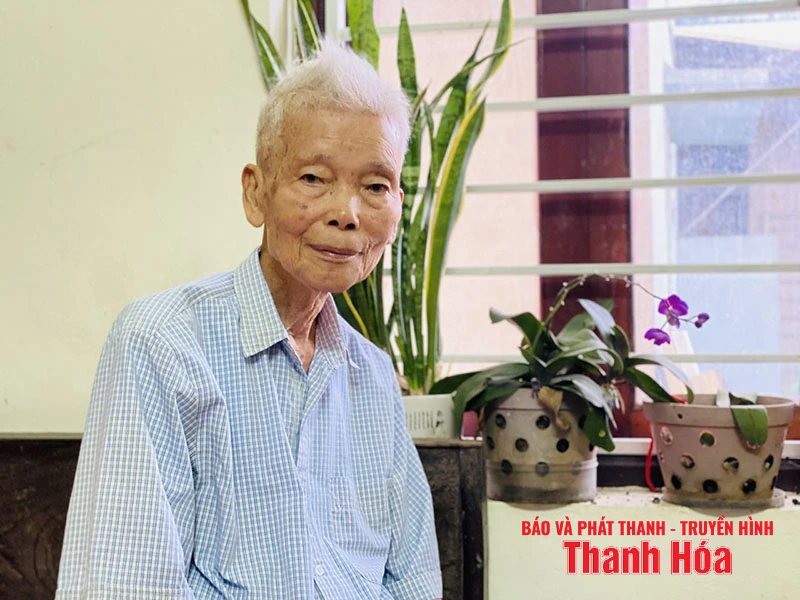 Dưới cờ Đảng quang vinh