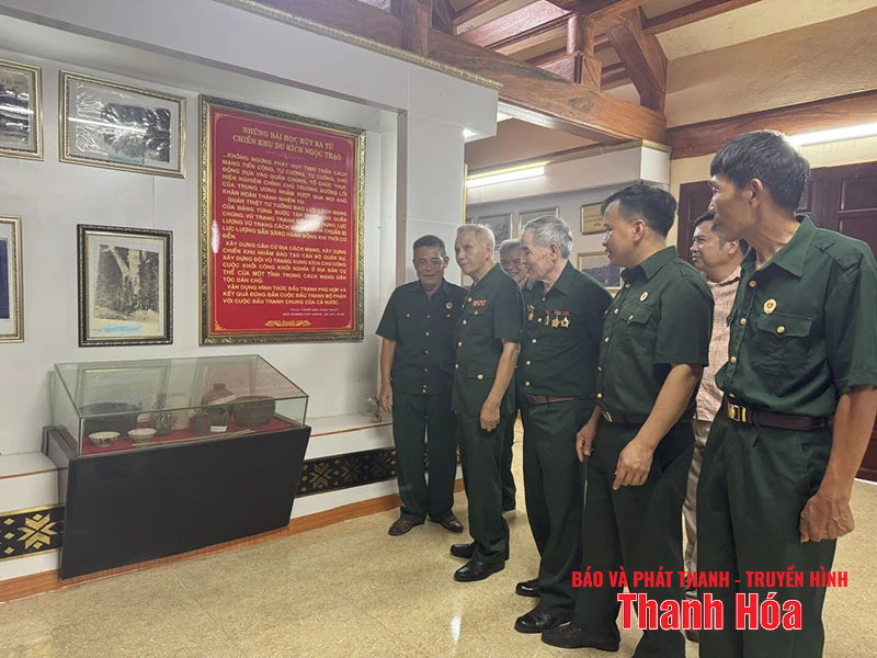 Đấu tranh vũ trang - con đường để Rũ bùn đứng dậy sáng lòa”