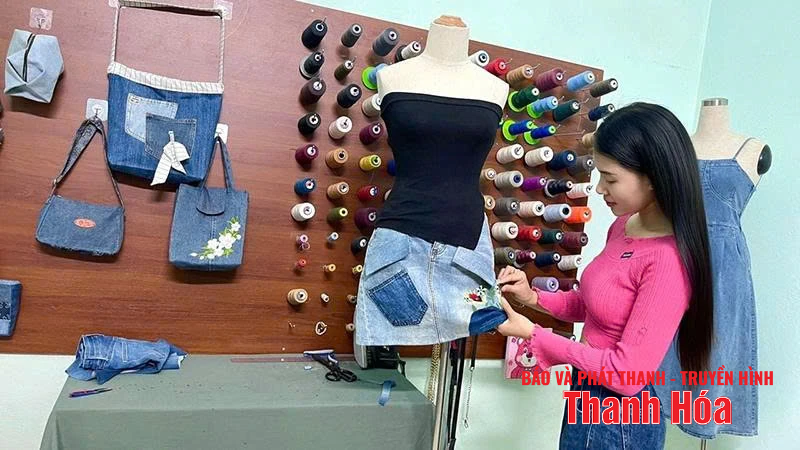 Gen Z “tái sinh” quần áo cũ