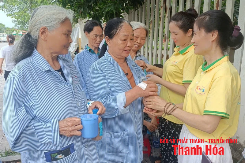 Những suất cơm ấm áp yêu thương