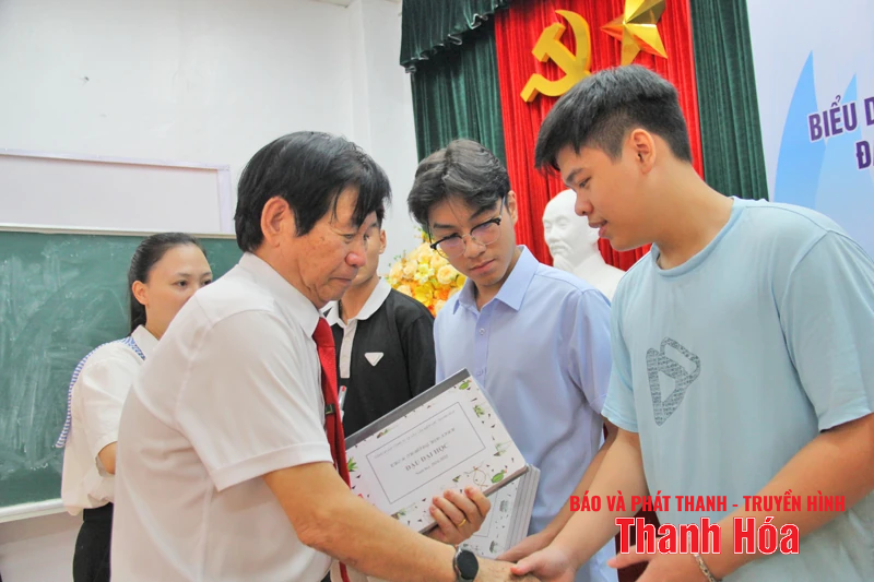 Công ty CP xây lắp Điện lực Thanh Hóa khen thưởng 171 học sinh đạt thành tích trong học tập