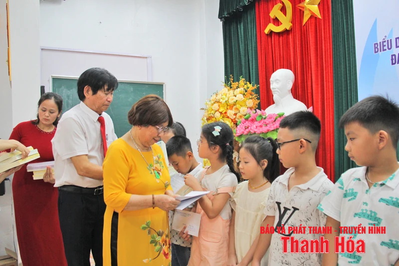 Công ty CP xây lắp Điện lực Thanh Hóa khen thưởng 171 học sinh đạt thành tích trong học tập