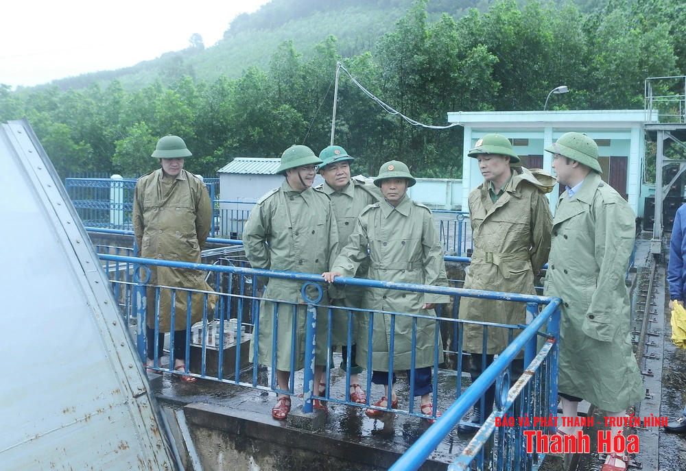 Bí thư Tỉnh ủy Nguyễn Doãn Anh kiểm tra công tác ứng phó bão số 5 và thăm hỏi, động viên người dân sơ tán tránh trú bão