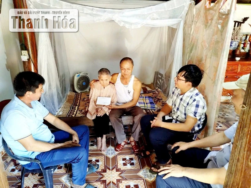 Xã Yên Phú bố trí cán bộ đến tận nhà trao quà Quốc khánh cho người già neo đơn, đối tượng chính sách