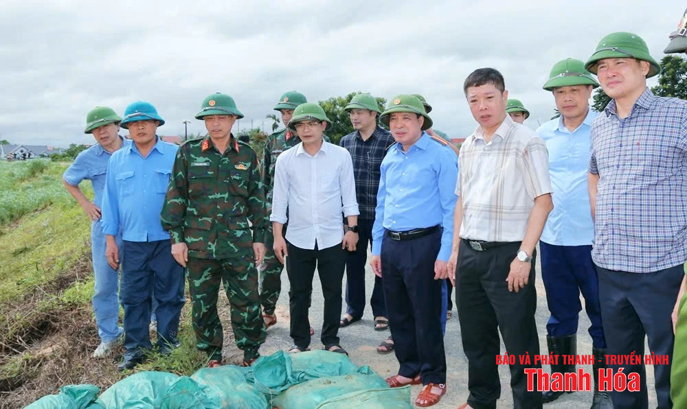 Phó Bí thư Thường trực Tỉnh ủy Lại Thế Nguyên kiểm tra các điểm đê xung yếu và trạm bơm