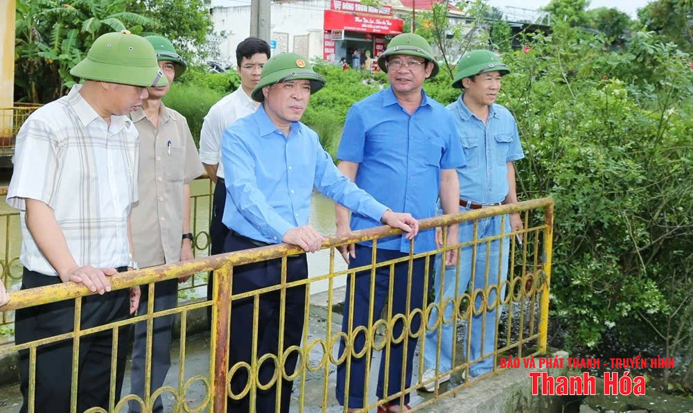 Phó Bí thư Thường trực Tỉnh ủy Lại Thế Nguyên kiểm tra các điểm đê xung yếu và trạm bơm