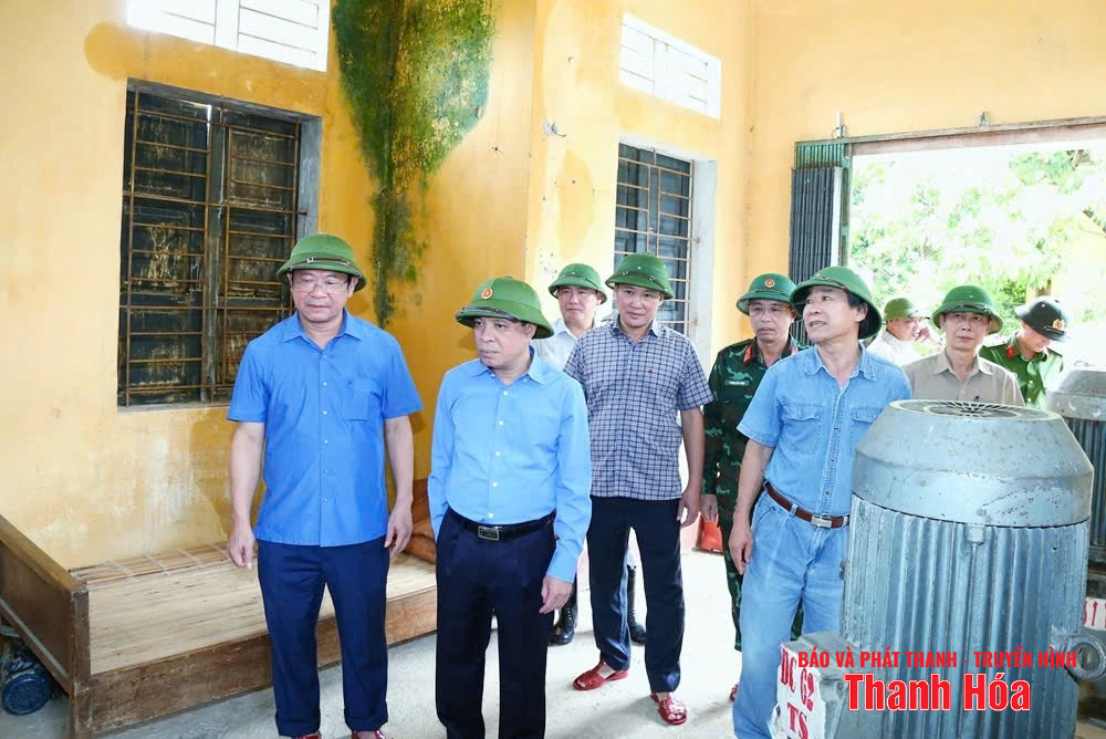 Phó Bí thư Thường trực Tỉnh ủy Lại Thế Nguyên kiểm tra các điểm đê xung yếu và trạm bơm