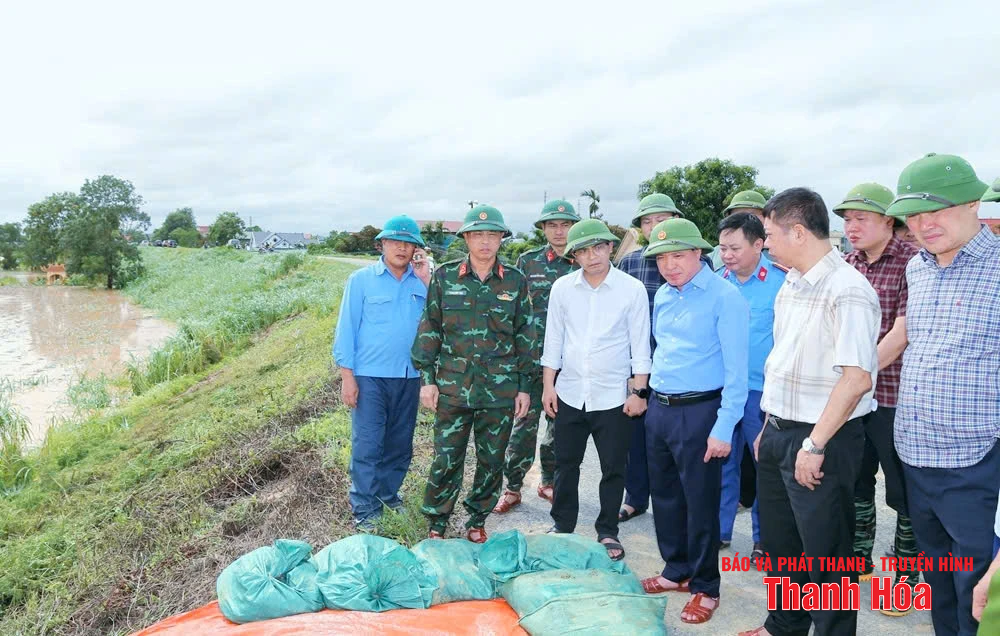 Phó Bí thư Thường trực Tỉnh ủy Lại Thế Nguyên kiểm tra các điểm đê xung yếu và trạm bơm