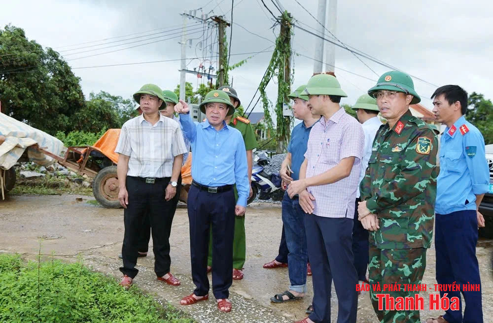 Phó Bí thư Thường trực Tỉnh ủy Lại Thế Nguyên kiểm tra các điểm đê xung yếu và trạm bơm