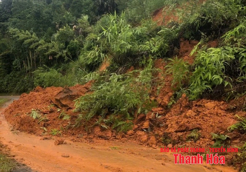 Đường tỉnh 521C qua xã Pù Luông bị sạt lở nghiêm trọng