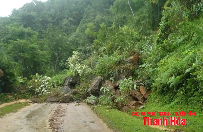 Đường tỉnh 521C qua xã Pù Luông bị sạt lở nghiêm trọng