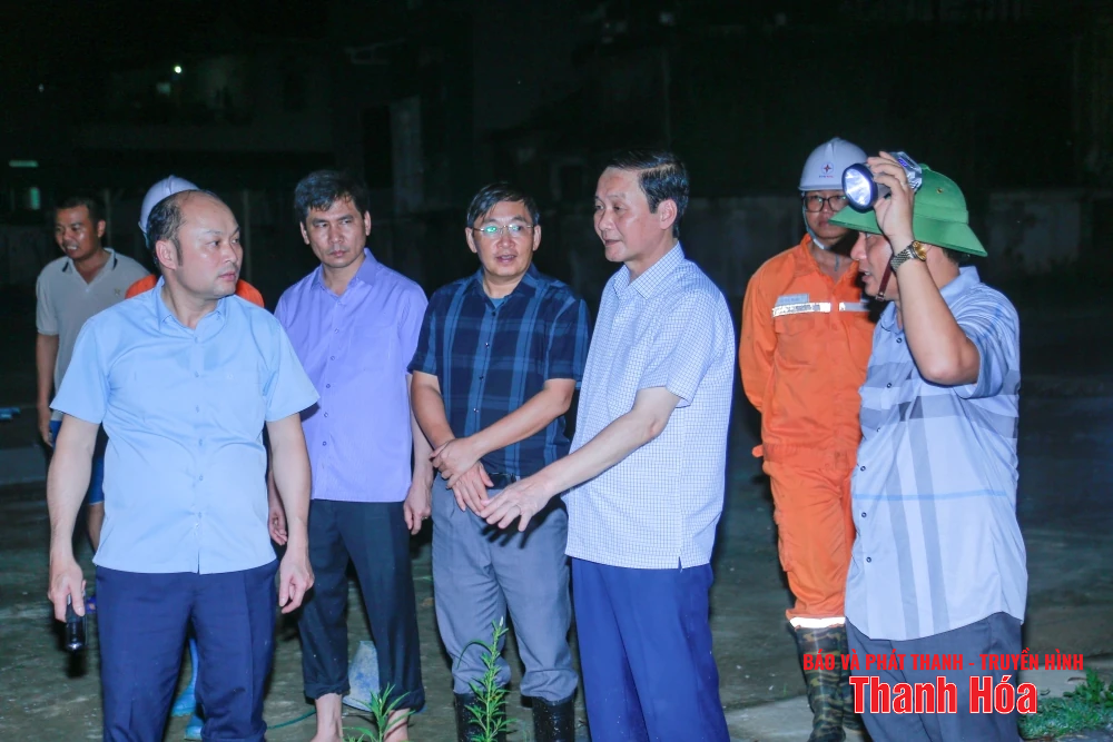 Chủ tịch UBND tỉnh Đỗ Minh Tuấn kiểm tra, chỉ đạo khắc phục sự cố vỡ bờ kênh T2