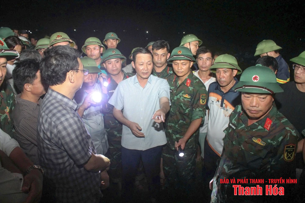 Chủ tịch UBND tỉnh Đỗ Minh Tuấn kiểm tra, chỉ đạo khắc phục sự cố vỡ bờ kênh T2