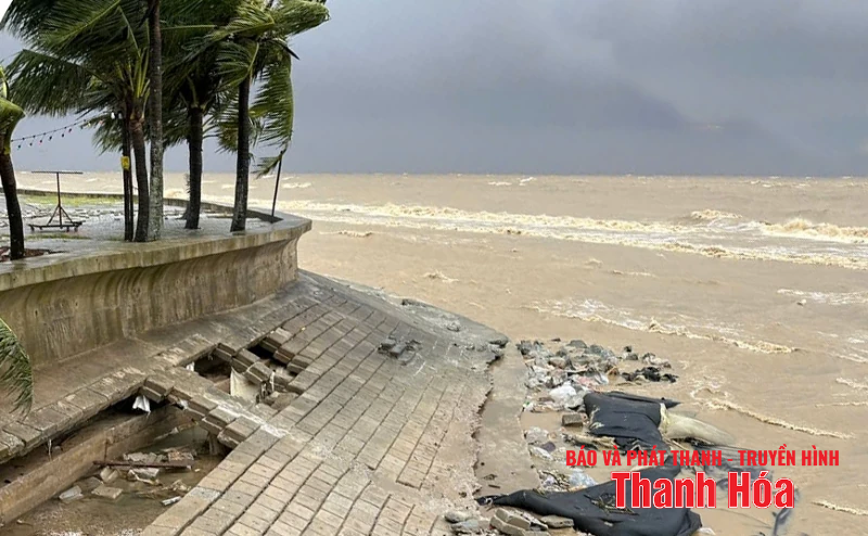 Sụt lún đê kè biển Hải Tiến