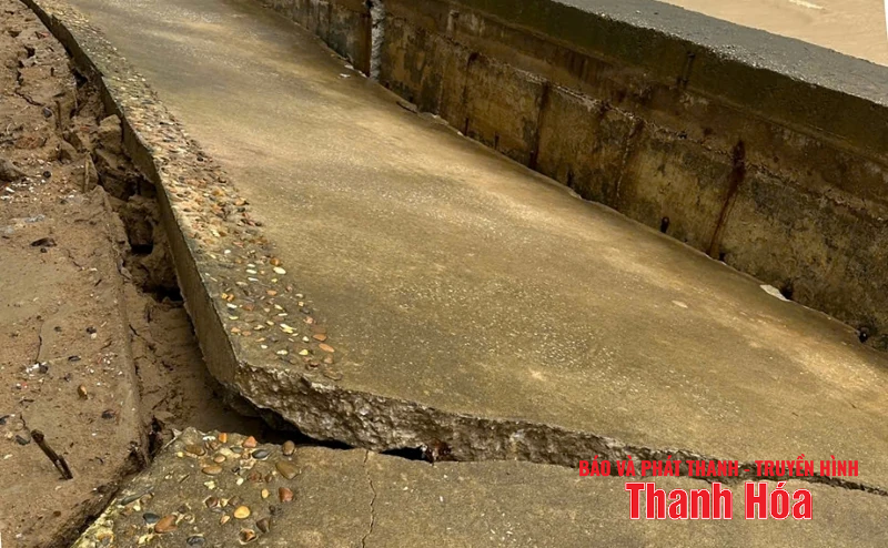 Sụt lún đê kè biển Hải Tiến