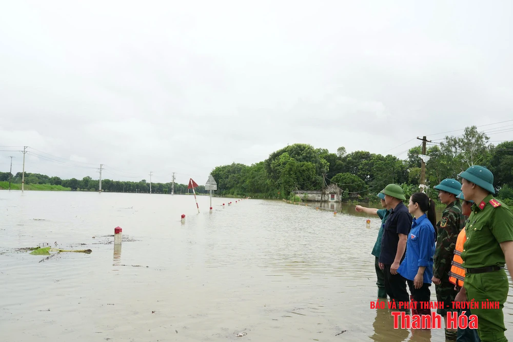 Quốc lộ 45 đoạn qua xã Tây Đô bị ngập sâu, cấm người và phương tiện qua lại