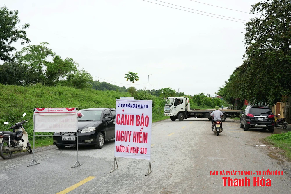 Quốc lộ 45 đoạn qua xã Tây Đô bị ngập sâu, cấm người và phương tiện qua lại