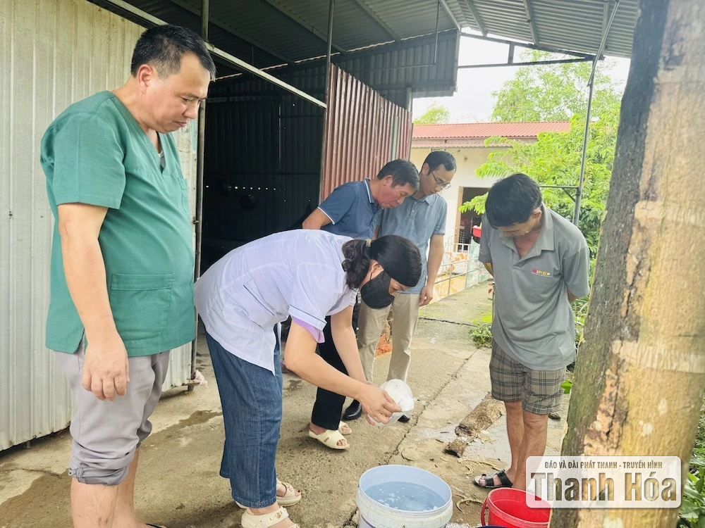 Giám sát công tác phòng, chống dịch bệnh tại các xã bị ngập lụt do mưa bão