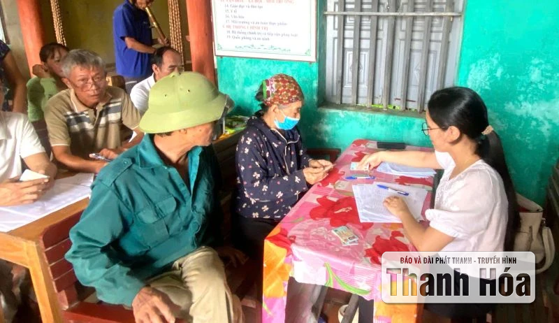 Xã Hoằng Tiến đảm bảo trẻ sơ sinh, người có công khó khăn trong việc đi lại đều được nhận quà Tết Độc lập đúng thời hạn