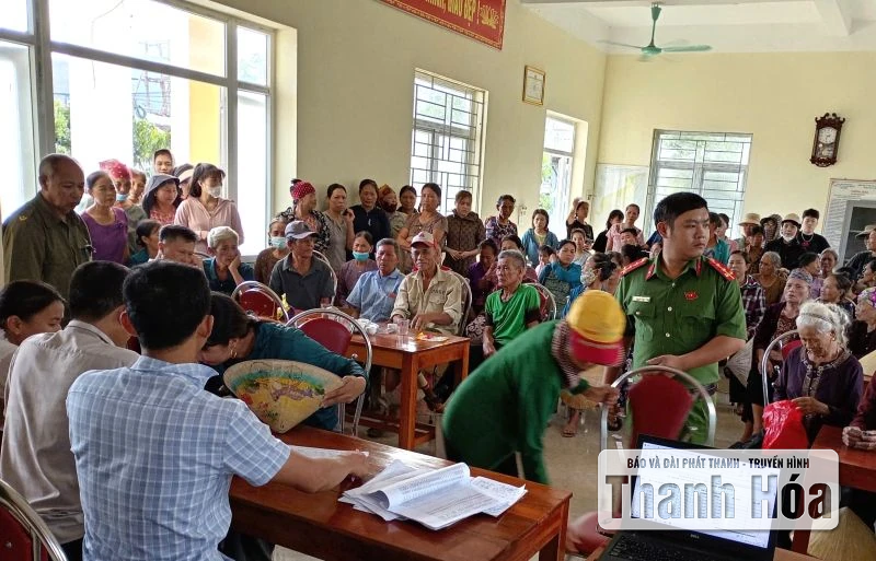 Xã Hoằng Tiến đảm bảo trẻ sơ sinh, người có công khó khăn trong việc đi lại đều được nhận quà Tết Độc lập đúng thời hạn