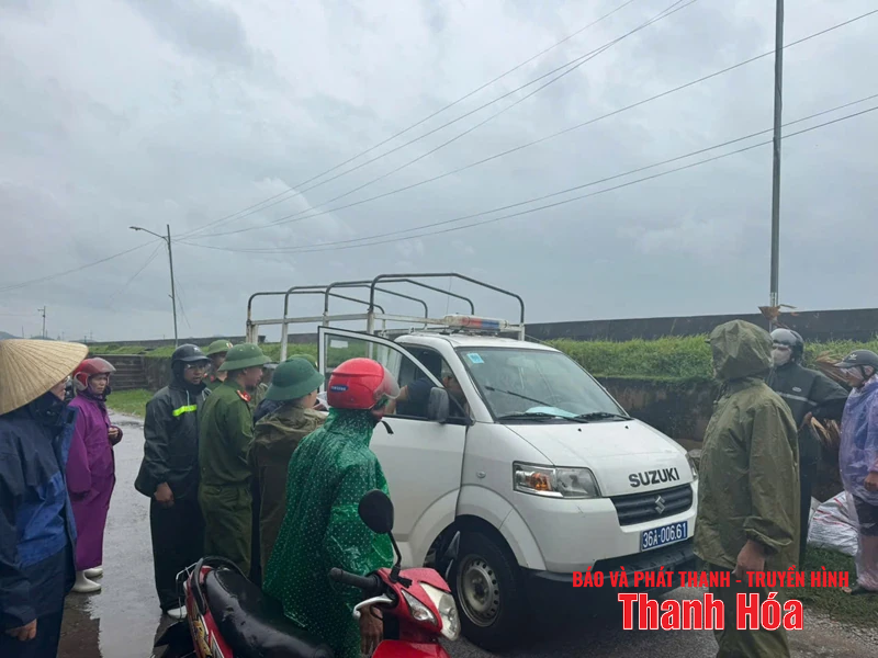 Công an Thanh Hoá xuyên đêm di dời dân chống bão số 5