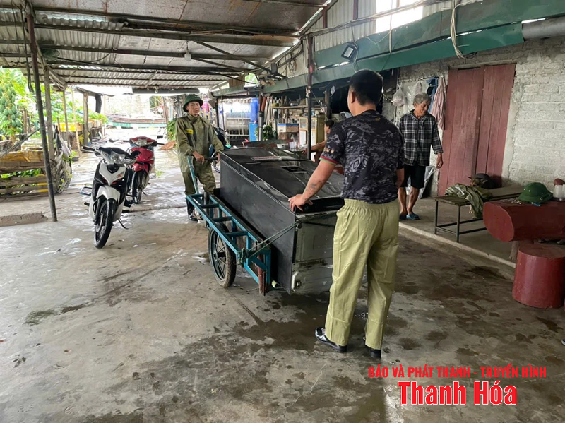 Công an Thanh Hoá xuyên đêm di dời dân chống bão số 5