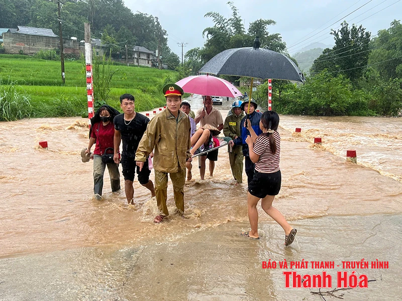 Công an xã Mường Chanh vượt mưa lũ hỗ trợ sản phụ chuyển dạ đến bệnh viện