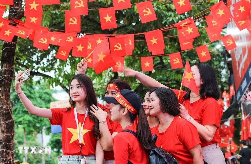 Phun hóa chất diệt côn trùng, đảm bảo vệ sinh môi trường phục vụ Lễ kỷ niệm A80