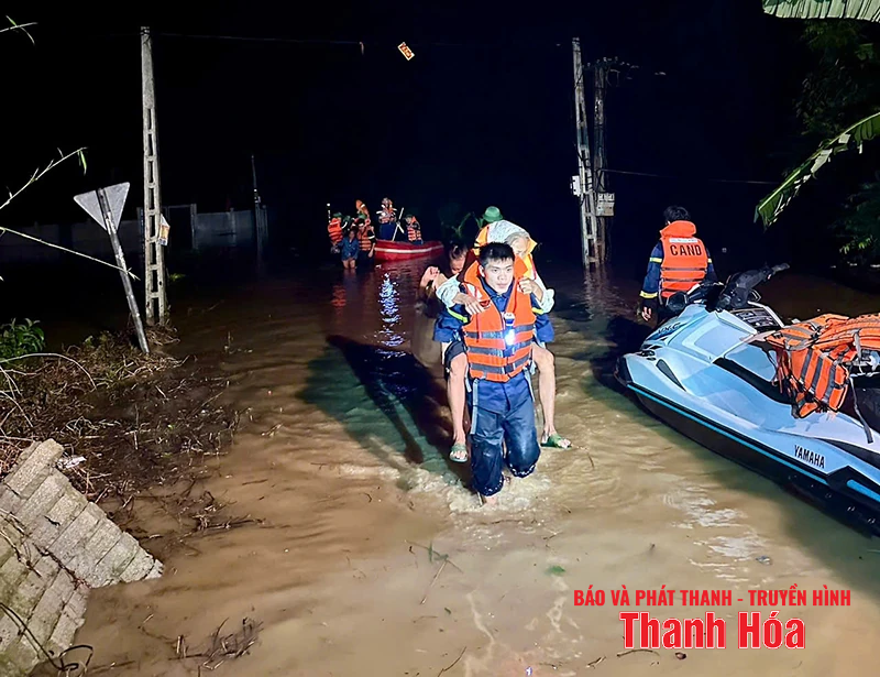 Lực lượng Công an Thanh Hóa “xuyên đêm” hỗ trợ hộ đê và sơ tán dân đến khu vực an toàn