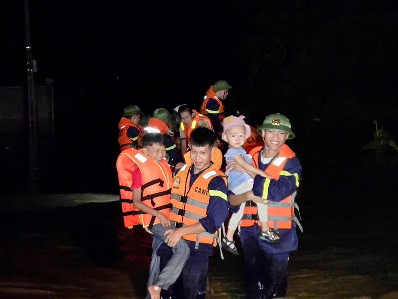 Lực lượng Công an Thanh Hóa “xuyên đêm” hỗ trợ hộ đê và sơ tán dân đến khu vực an toàn