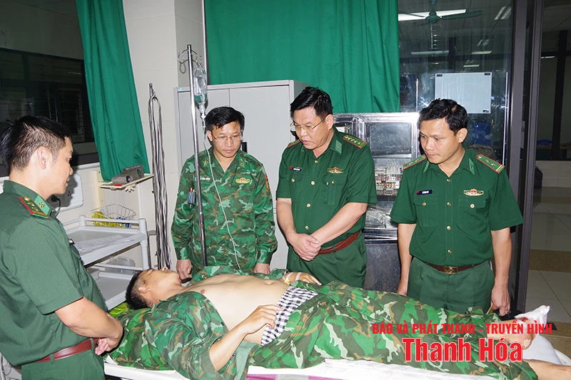 Thăm hỏi, động viên cán bộ Đồn Biên phòng Hiền Kiệt bị thương khi đi làm nhiệm vụ