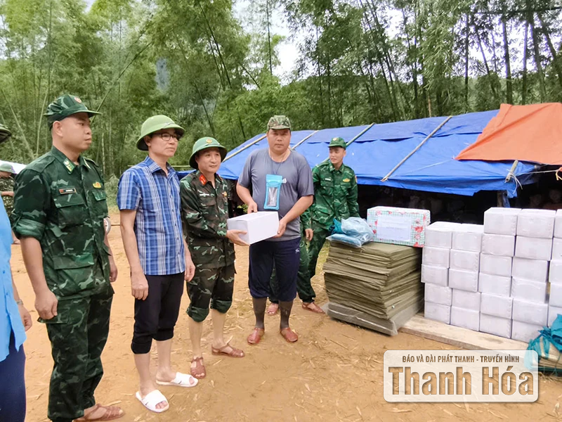 LLVT Thanh Hóa hỗ trợ Nhân dân khắc phục hậu quả bão lụt